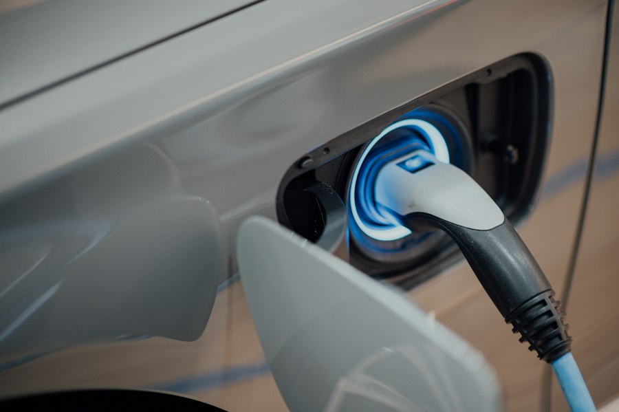 Vehículo eléctrico conectado a un cargador
